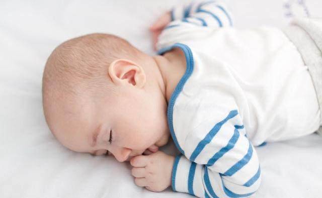 5 tư thế ngủ trẻ sơ sinh tiết lộ trí thông minh, nếu con là kiểu cuối, mẹ chú ý - 1
