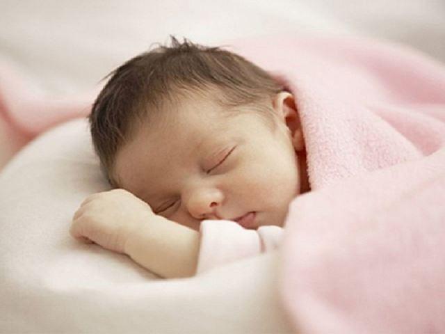 Trẻ sơ sinh ngủ li bì khó đánh thức, mẹ chớ nên chủ quan - 1